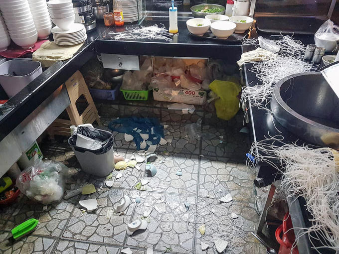 Nhóm đối tượng đập phá quán ăn trước khi bỏ đi. ( Ảnh: báo Lâm Đồng)