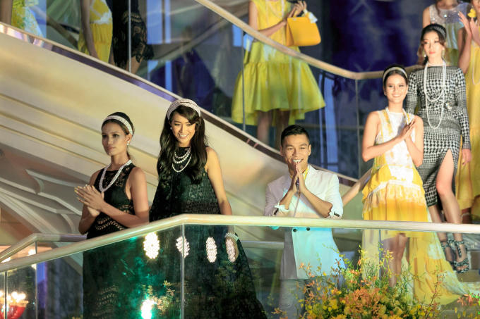 Đảm nhận vai tr&ograve; vedette, Lệ Hằng đầy ki&ecirc;u kỳ, cuốn h&uacute;t khiến ai cũng phải ngước nh&igrave;n