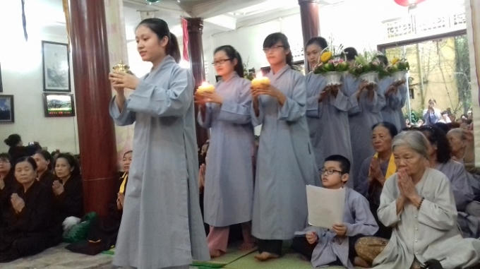 Nghi lễ dâng hoa tại lễ kính mừng Phật đản.