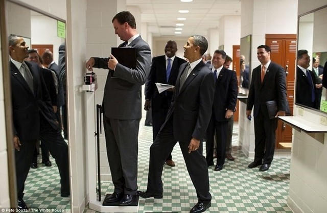 Tổng thống Obama trêu Giám đốc Nhà Trắng Marvin Nicholson bằng cách bí mật dẫm lên bàn cân của ông này.