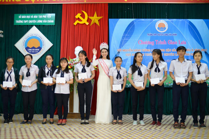 Hoa hậu Tường Linh được ch&agrave;o đ&oacute;n tại qu&ecirc; nh&agrave;, nhận bằng khen UBND Tỉnh Ph&uacute; Y&ecirc;n