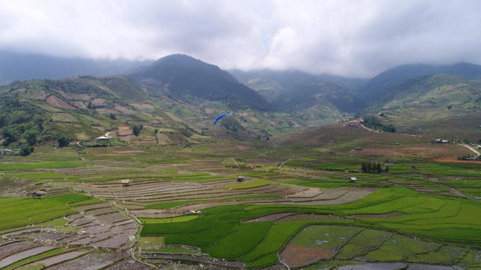 Những cánh dù bay trên ruộng bậc thang là nét đặc trưng chỉ có ở Khau Phạ, Mù Cang Chải.