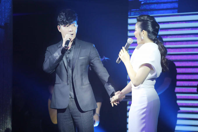 Nathan Lee đeo nhẫn kim cương trị giá hơn 8 tỷ đồng tới mừng Lý Nhã Kỳ ra mắt tiệm kim cương mới