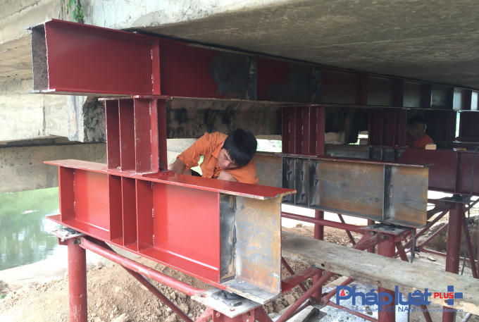 H&agrave; Nội: Phụ xe bu&yacute;t ki&ecirc;m nh&acirc;n vi&ecirc;n mở barie