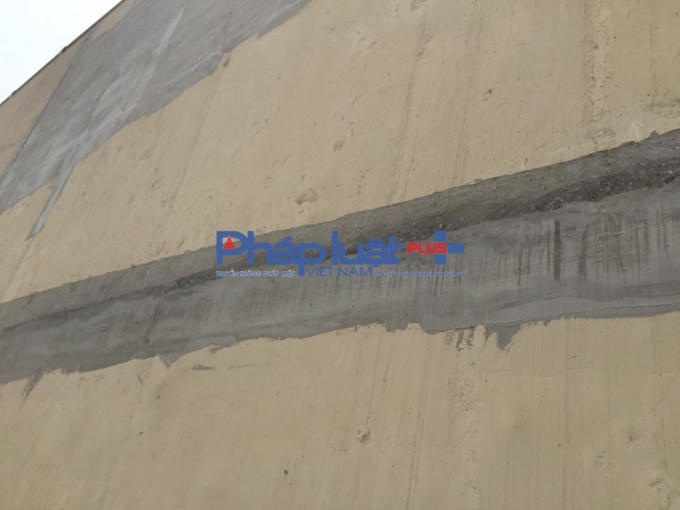 Những vệt vữa kéo dài chạy khắp hầm chui. 