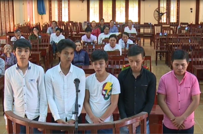 Các bị cáo tại phiên xét xử lưu động.