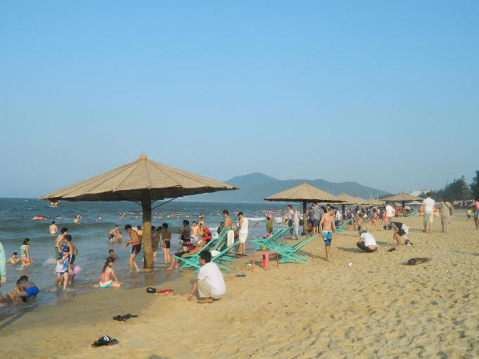 Hàng vạn du khách mỗi ngày đến với "Thiên Cầm biển hát".