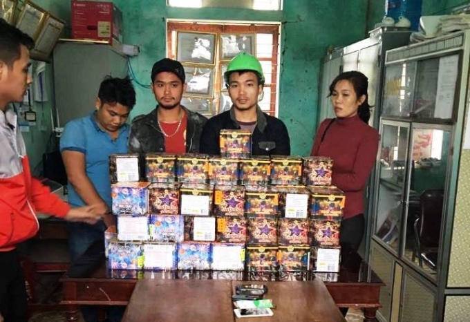 4 đối tượng vận chuyển 70kg pháo từ Quảng Bình ra Hà Tĩnh tại cơ quan điều tra.