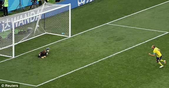 Lão tướng Granqvist ghi bàn mở tỉ số cho đội tuyển Thụy Điển trên chấm phạt đền. (Ảnh: Reuters)