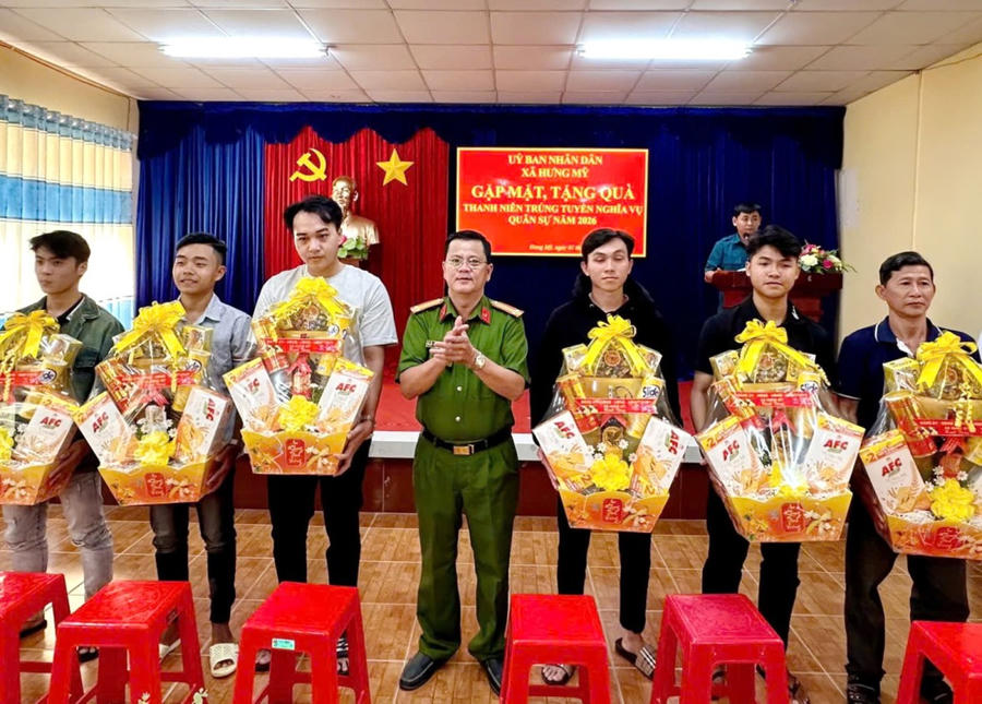 Công an xã Hưng Mỹ trao quyết định gọi công dân và tặng quà động viên thanh niên trúng tuyển nghĩa vụ tham gia CAND.