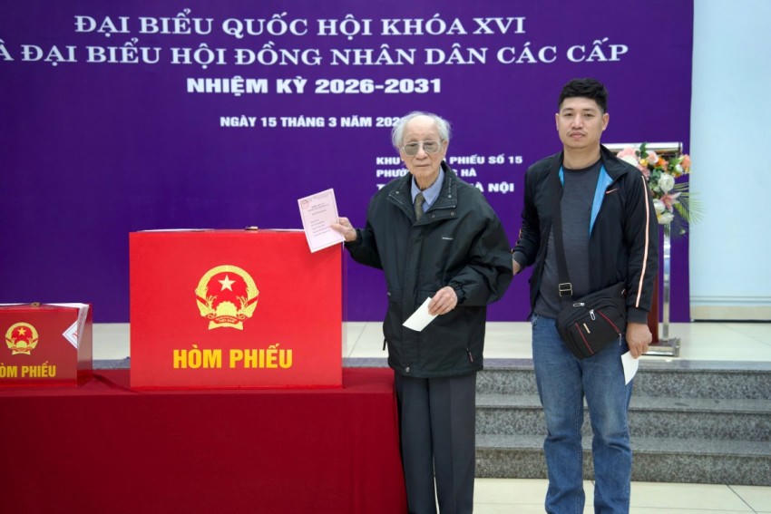 Cử tri tại các địa phương tham gia bầu cử