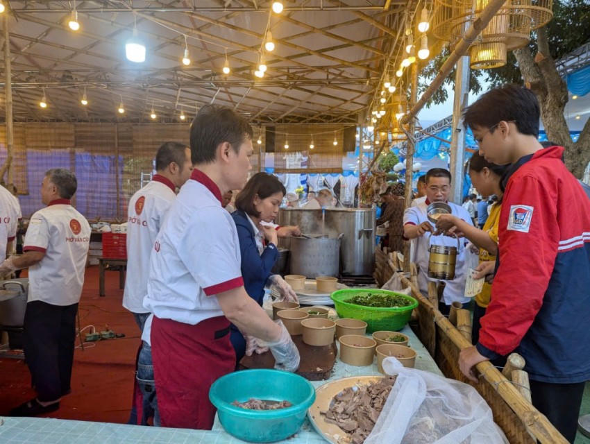 Người dân làng Vân Cù và địa phương lân cận đến thưởng thức phở trong Festiva phở được tổ chức tại đình làng