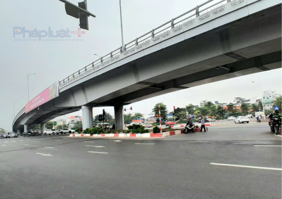 Điều chỉnh phương án tổ chức giao thông qua nút bằng đèn tín hiệu sang tổ chức giao thông không dùng đèn tín hiệu, khi rào chắn ngã tư Đàm Quang Trung – Cổ Linh bằng dải phân cách di động.