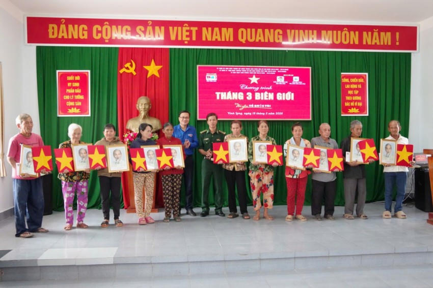 Trao tặng quà cho người dân có hoàn cảnh khó khăn, ngư dân đang ngày đêm bám biển
