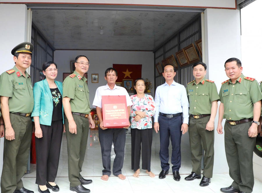 Lãnh đạo Bộ Công an và lãnh đạo tỉnh Cà Mau tặng quà gia đình bà Nguyễn Hồng Hận.