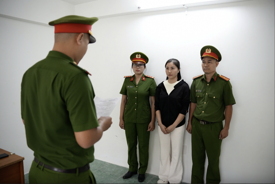 Trần Thị Xuân nghe quyết định khởi tố bị can và lệnh bắt tạm giam. Ảnh C.A TP HCM
