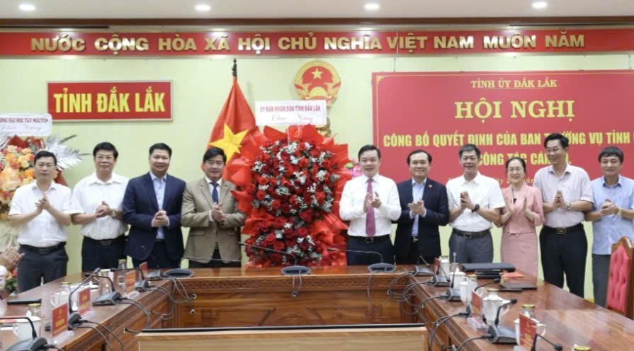 Lãnh đạo UBND tỉnh, các sở, ngành tặng hoa chúc mừng ông Đỗ Hữu Huy. Ảnh: T.H