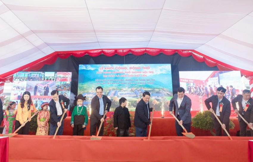 Lãnh đạo tỉnh Tuyên Quang và lãnh đạo các Bộ, nghành thực hiện nghi lễ khởi công xây dựng trường nội trú biên giới. (Ảnh: Đức Thọ).