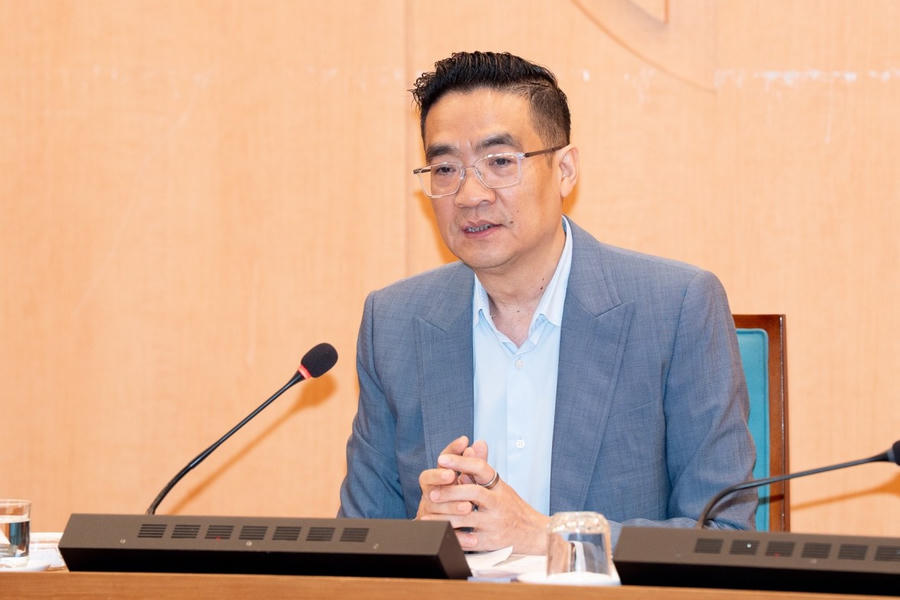 Giám đốc Sở Quy hoạch Kiến trúc Nguyễn Trọng Kỳ Anh cung cấp thông tin với đại diện các xã, phường tại Hội nghị.