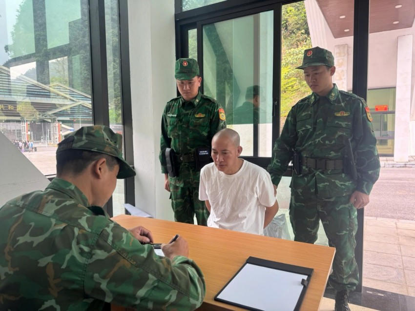 Đối tượng Vũ Văn Hòa tại Đồn Biên phòng Cửa khẩu Lý Vạn.