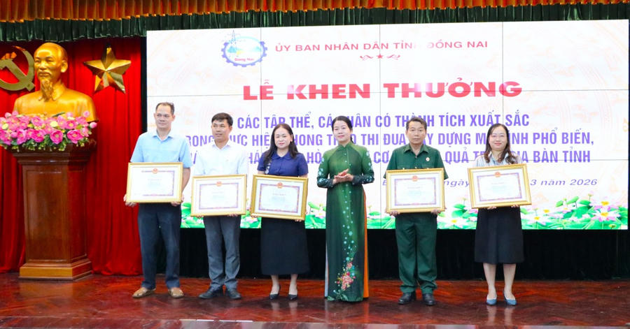 Trao bằng khen của Chủ tịch UBND tỉnh Đồng Nai cho các cá nhân, tập thể.