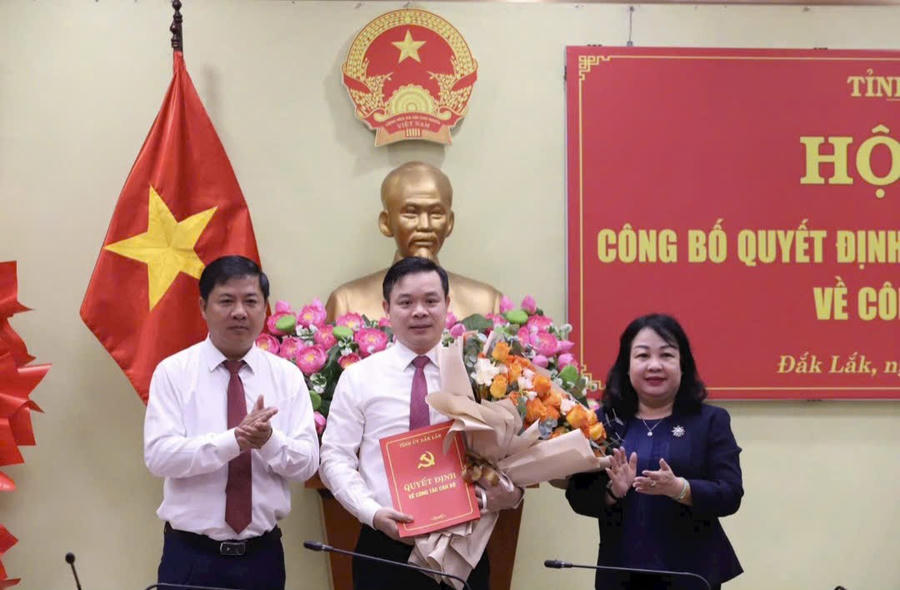 Bí thư Tỉnh uỷ Đắk Lắk Lương Nguyễn Minh Triết và bà Cao Thị Hoà An Phó Bí thư Tỉnh uỷ chúc mừng tân Bí thư Đảng uỷ UBND tỉnh Đỗ Hữu Huy. Ảnh: Tài Đại