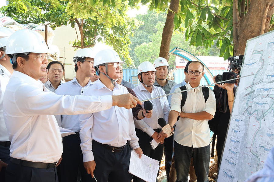 Chủ tịch UBND TP. HCM, Nguyễn Văn Được khảo sát tại dự án cải tạo môi trường rạch Xuyên Tâm. (Ảnh: hochiminhcity.gov.vn)