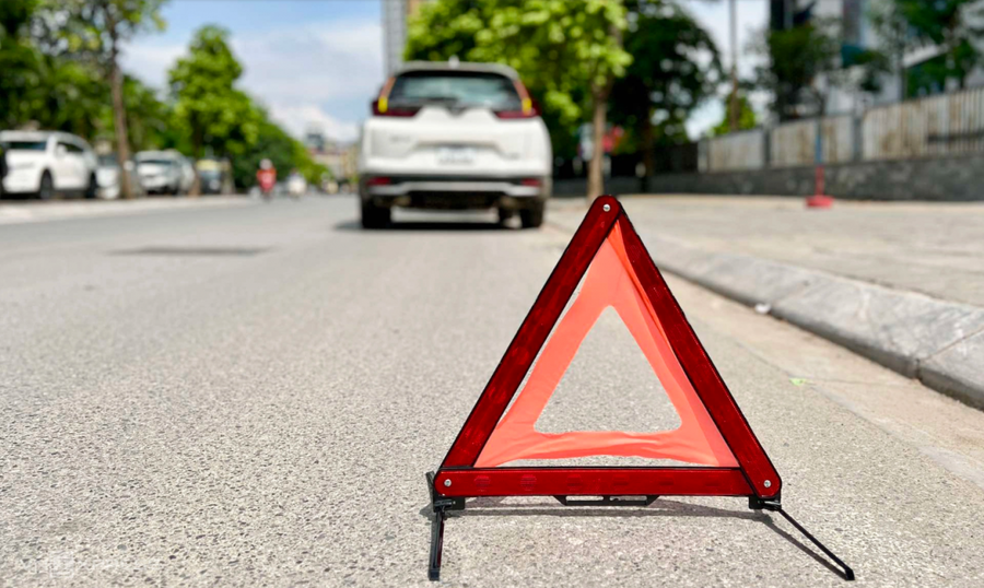 Việc đặt vật cảnh báo ở khoảng cách đủ xa phía sau xe gặp sự cố phải dừng trên đường sẽ giúp hạn chế nguy cơ tai nạn liên hoàn.