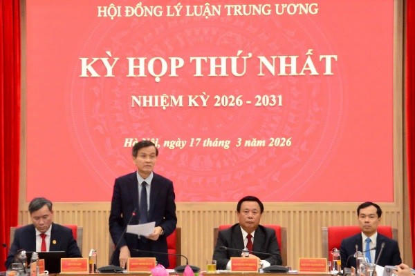 Phó Giáo sư, Tiến sĩ Đoàn Minh Huấn, Ủy viên Bộ Chính trị, Giám đốc Học viện Chính trị quốc gia Hồ Chí Minh, Phó Chủ tịch thường trực Hội đồng Lý luận Trung ương phát biểu tại kỳ họp.