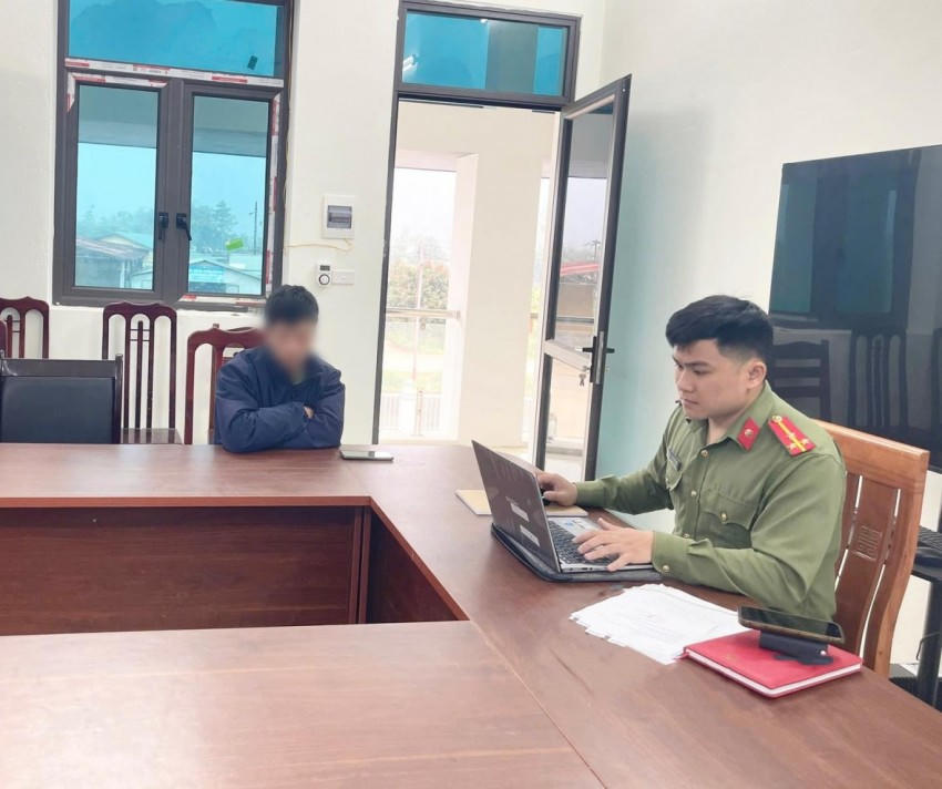 Cơ quan công an làm việc với L.V.V. (Ảnh: Công an Tuyên Quang).