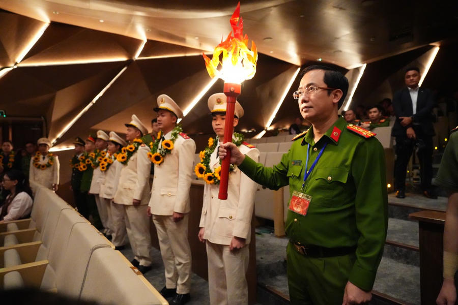 Nghi lễ rước đuốc. (ảnh: Phú Hưng)