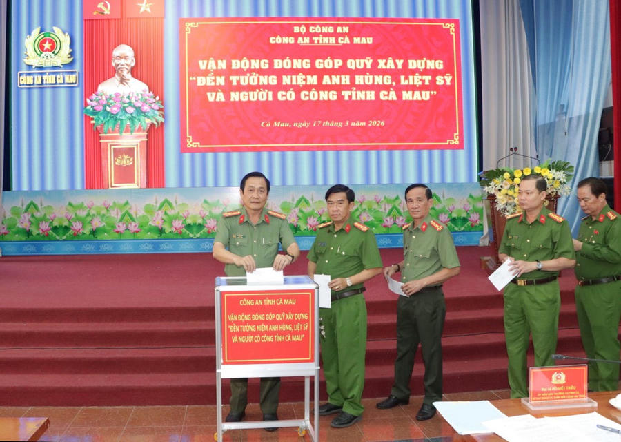 Ban Giám đốc Công an tỉnh Cà Mau tham gia đóng góp Quỹ xây dựng Đền tưởng niệm Anh hùng, liệt sĩ và người có công.