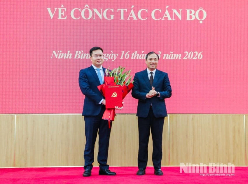Ông Hoàng Trung Dũng, Phó Trưởng Ban Thường trực Ban Tổ chức Trung ương trao quyết định cho tân Phó bí thư Tỉnh ủy Ninh Bình. Ảnh Báo Ninh Bình