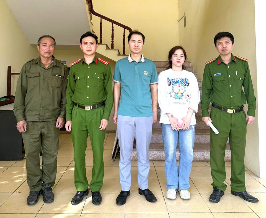 Công an xã Gia Trấn, tỉnh Ninh Bình cùng gia đình anh Bùi Hồng Sơn hoàn thành việc trao trả số tiền gần 1 tỉ đồng cho người chuyển khoản nhầm.