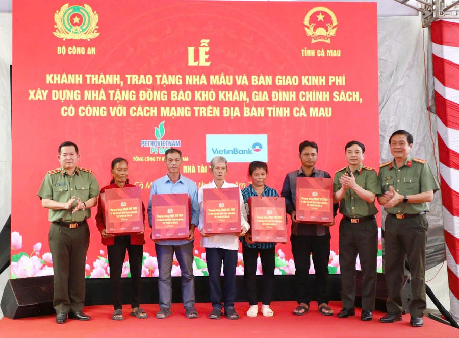 Đại tá Hồ Việt Triều - Ủy viên BTV Tỉnh ủy, Bí thư Đảng ủy, Giám đốc Công an tỉnh Cà Mau (bên phải) cùng lãnh đạo các Cục nghiệp vụ Bộ Công an tặng quà gia đình chính sách.
