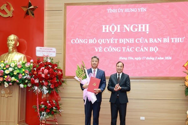 Ông Hoàng Trung Dũng, Ủy viên Ban Chấp hành Trung ương Đảng, Phó Trưởng ban Thường trực Ban Tổ chức Trung ương trao quyết định và tặng hoa chúc mừng ông Nguyễn Mạnh Quyền, Phó Bí thư Tỉnh ủy Hưng Yên nhiệm kỳ 2025 - 2030.