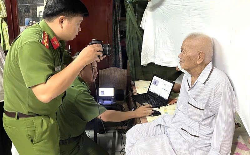 Công an xã Đại Phước đến tận nhà làm CCCD cho người cao tuổi.
