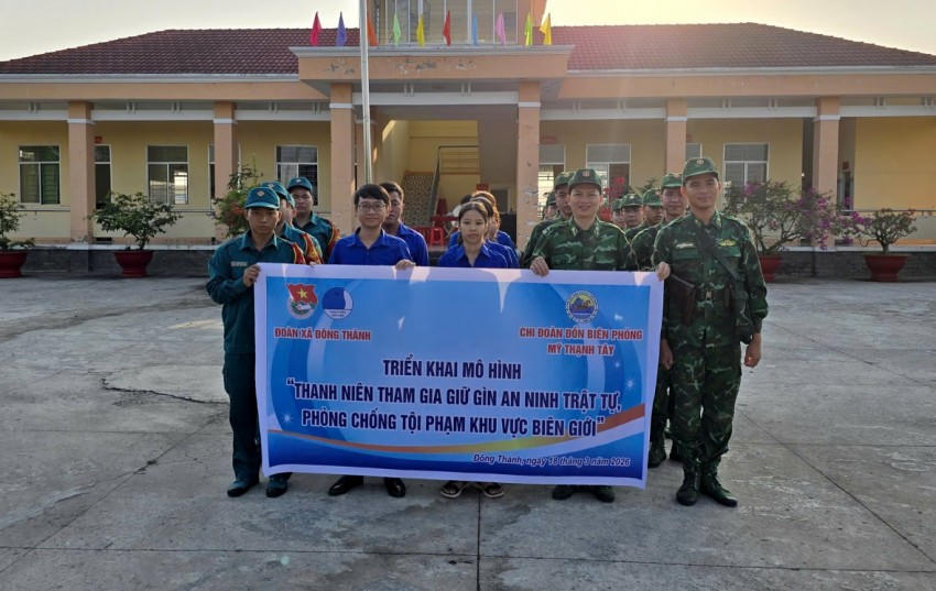 Chi đoàn Đồn Biên phòng Mỹ Thạnh Tây phối hợp Đoàn xã Đông Thành ra quân thực hiện mô hình “Thanh niên tham gia giữ gìn an ninh trật tự, phòng chống tội phạm khu vực biên giới”.