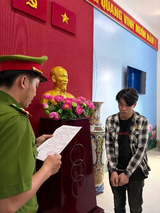 Điều tra viên thuộc Cơ quan Cảnh sát điều tra Công an tỉnh tống đạt quyết định khởi tố vụ án, khởi tố bị can và thi hành Lệnh bắt bị can để tạm giam đối với Trần Văn Ngọc.