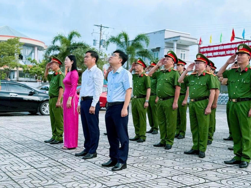 Giữ vững bình yên từ cơ sở, củng cố niềm tin trong nhân dân.