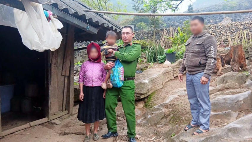 Thiếu tá Trần Đình Phú đã cứu sống cháu bé 3 tuổi bị rơi vào bể nước. (Ảnh: Công an tỉnh Tuyên Quang).