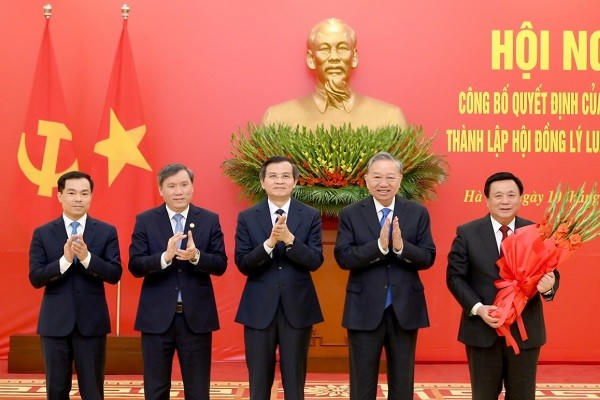 Tổng Bí thư Tô Lâm trao Quyết định thành lập Hội đồng Lý luận Trung ương nhiệm kỳ 2026-2031.