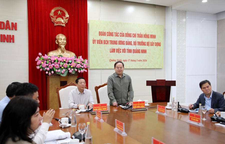 Bí thư Tỉnh ủy Quảng Ninh Quản Minh Cường phát biểu tại buổi làm việc với Bộ trưởng Bộ Xây dựng và đoàn công tác.