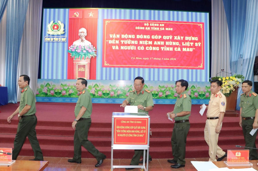 Đại diện lãnh đạo các đơn vị nghiệp vụ, Công an cấp xã và các Đồn Công an tham gia đóng góp Quỹ xây dựng Đền tưởng niệm Anh hùng, liệt sĩ và người có công.