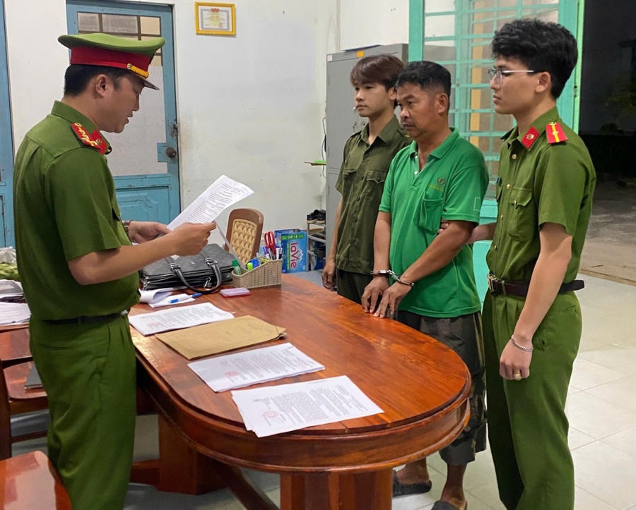 Điều tra viên thuộc Cơ quan Cảnh sát điều tra Công an tỉnh An Giang tống đạt lệnh bắt bị can Chau Chanh để tạm giam