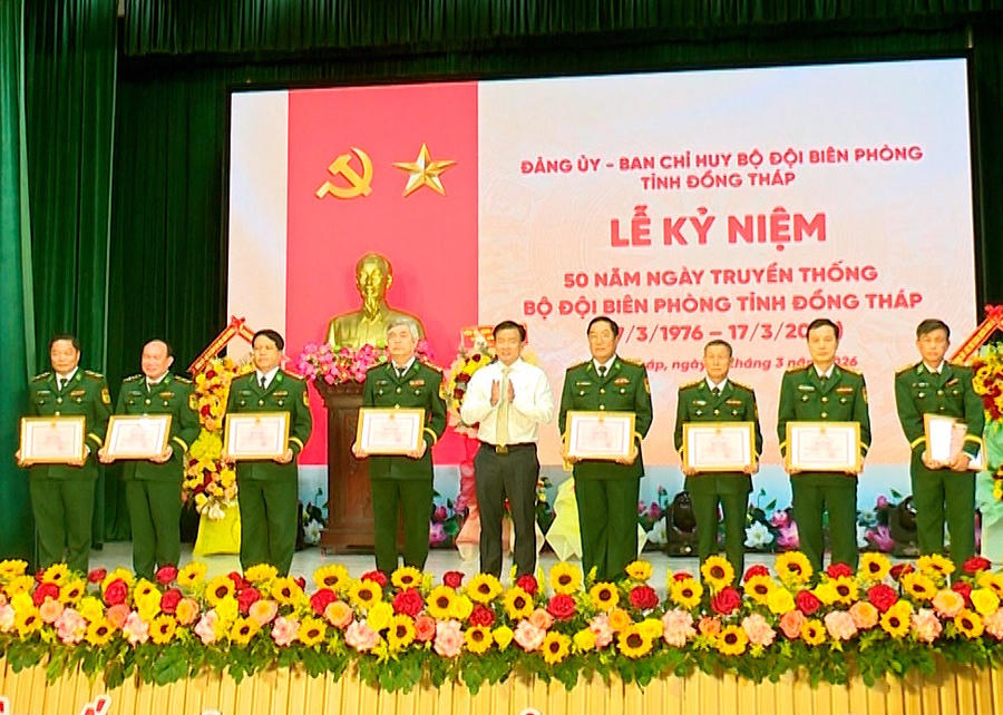 Ông Nguyễn Phước Thiện, phó chủ tịch UBND tỉnh Đồng Tháp tặng Bằng khen UBND tỉnh cho tập thế cá nhân đã có thiều thành tích dóng góp trong xây dựng, phát triển tình Đồng Tháp.
