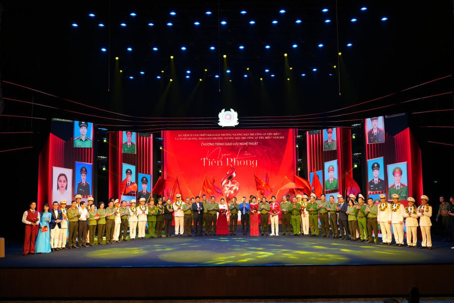 Đại tướng Lương Tam Quang - Ủy viên Bộ Chính trị, Bộ trưởng Bộ Công an; Đồng chí Nguyễn Minh Triết, Ủy viên dự khuyết Ban Chấp hành Trung ương Đảng, Bí thư thường trực Trung ương Đoàn Thanh niên Cộng sản Hồ Chí Minh trao giải thưởng cho các gương mặt trẻ Công an tiêu biểu. (ảnh: Phú Hưng)