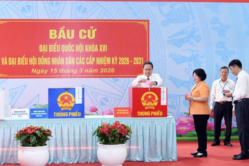 Chủ tịch Quốc hội Trần Thanh Mẫn, Chủ tịch Hội đồng Bầu cử quốc gia bỏ phiếu tại khu vực bỏ phiếu số 14, xã Hóc Môn, Thành phố Hồ Chí Minh (Ảnh: Lâm Hiển)