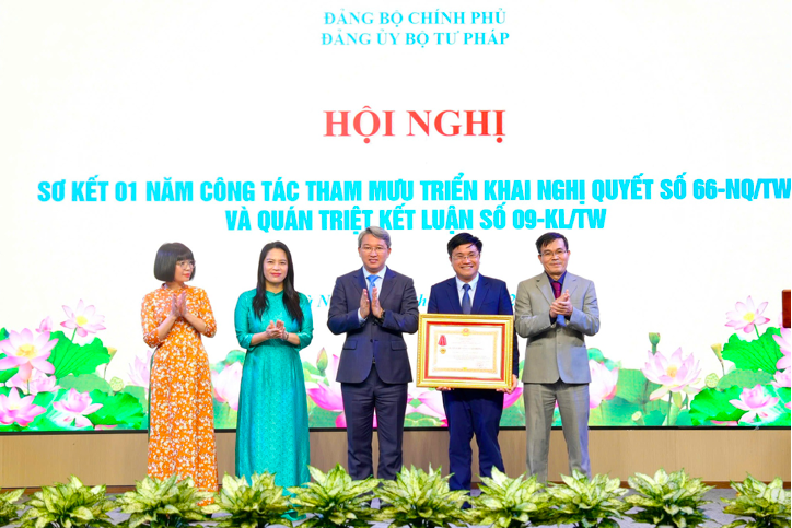 Thừa ủy quyền của Chủ tịch nước, Bộ trưởng Bộ Tư pháp Nguyễn Hải Ninh đã tặng Huân chương Lao động hạng Ba cho Viện Chiến lược và Khoa học pháp lý. Ảnh: VGP/KL