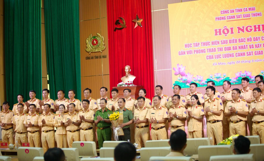 Đại tá Trần Văn Thi và Tiến sĩ, Thượng tá Lê Hoàng Việt Lâm chụp ảnh lưu niệm với lãnh đạo, cán bộ Phòng CSGT tỉnh Cà Mau.